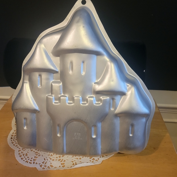 Vintage Wilton Enchanted Castle Cake Pan - Picture 4 of 7